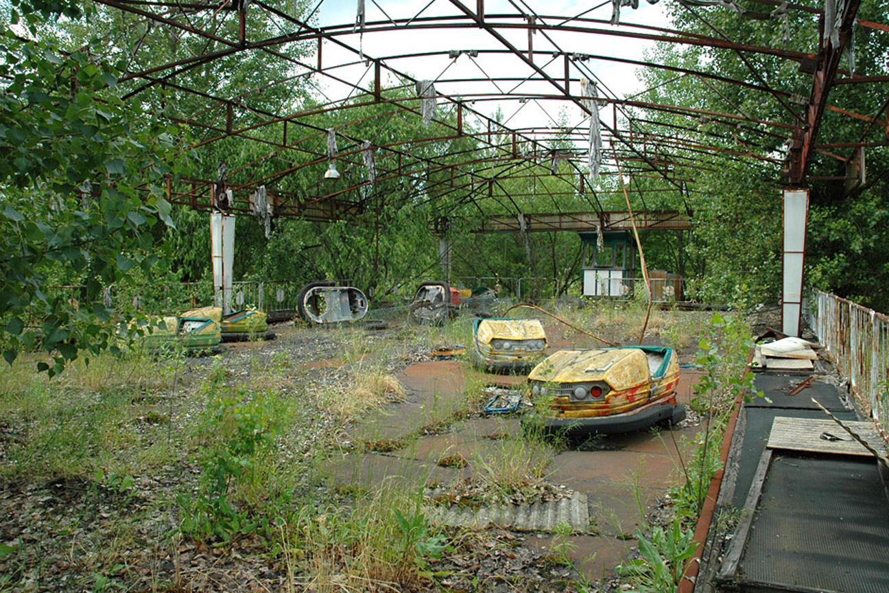 145_Pripyat_amusement_park_cars_02.jpg