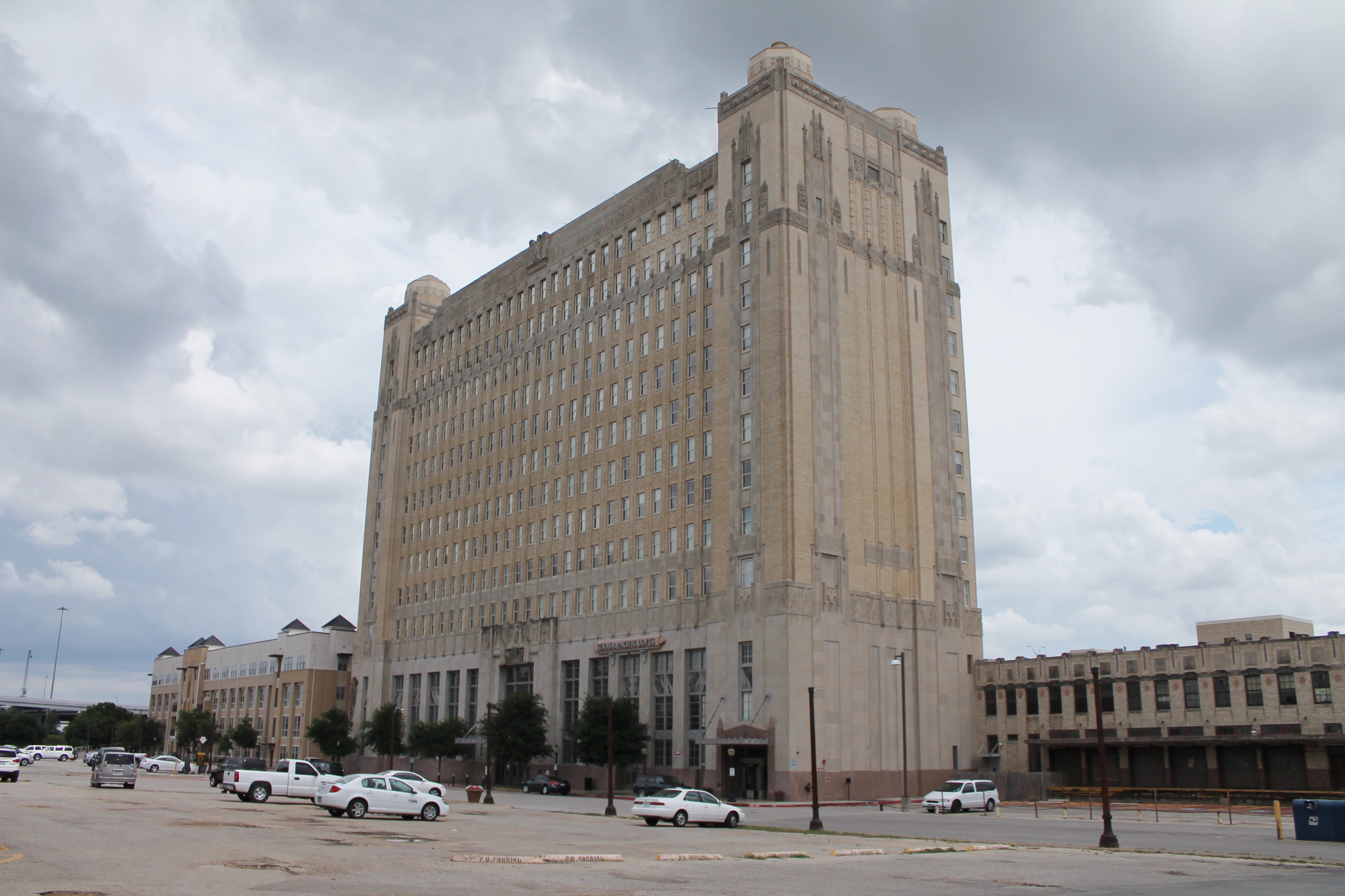 Texas_and_Pacific_Terminal_Complex.jpg