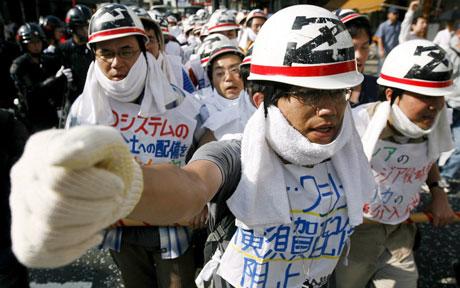 yokosuka-protesters_998661c.jpg