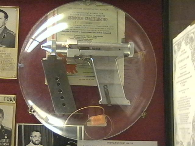 sovietlaserpistolah9.jpg